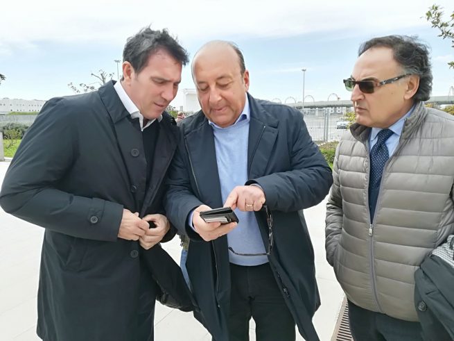 Cassano e Vitali guardano lo smartphone
