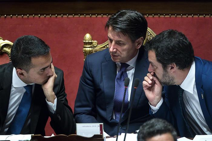 Il presidente del consiglio Giuseppe Conte (C) con il ministro dellinterno e vicepremier Matteo Salvini (D) ed il ministro del lavoro e vicepremier  Luigi Di Maio (S) durante il dibattito in aula al senato sul voto di fiducia, Roma, 05 giugno 2018. ANSA/ANGELO CARCONI