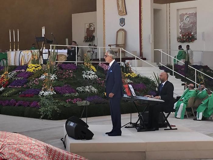 Andrea Bocelli canta durante la messa a San Giovanni Rotondo