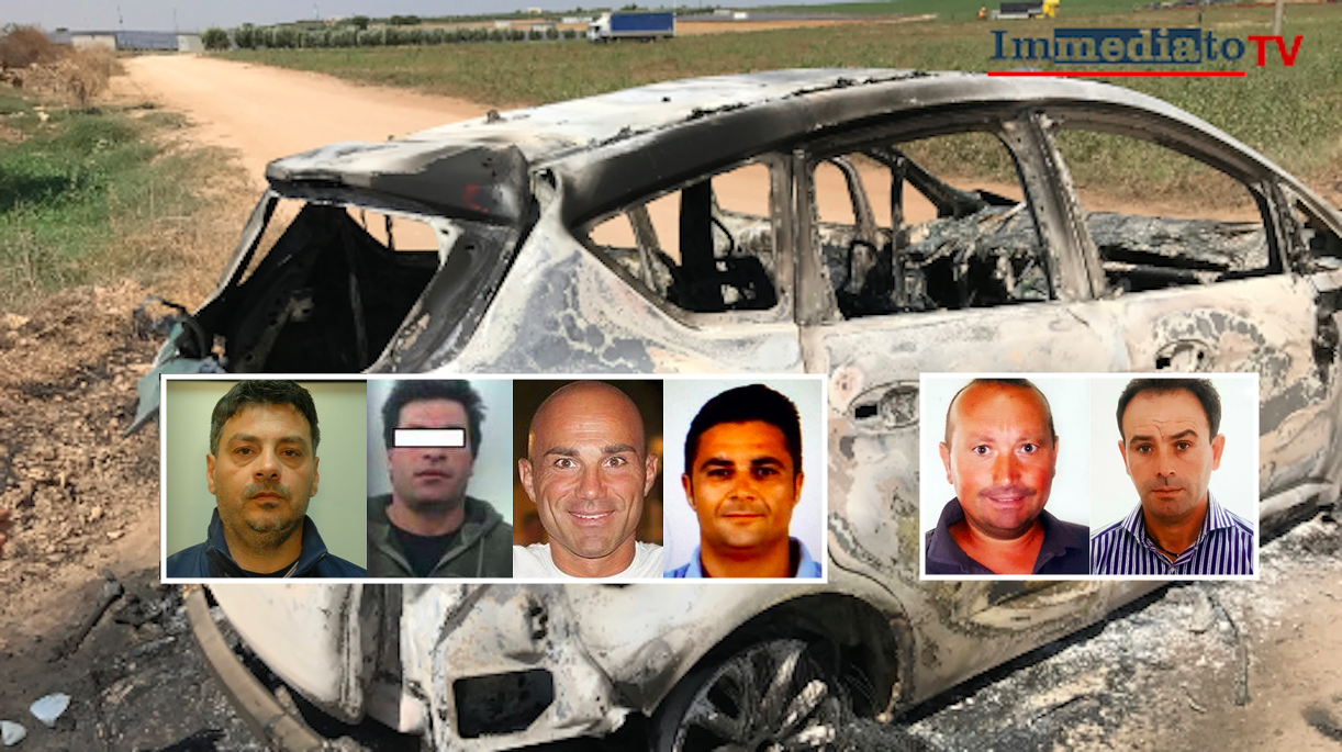 Da sinistra, Romito, Ferro, Caterino e Tucci; a destra, i fratelli Luciani; sullo sfondo, l'auto dei killer trovata bruciata nei pressi della masseria dei Tarantino