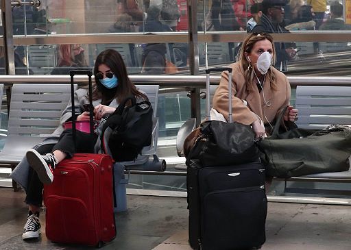foto ipp/giorgio rossi
milano 23 02 2020 
emergenza coronavirus
viaggiatori e turisti indossano la mascherina facciale alla stazione centrale