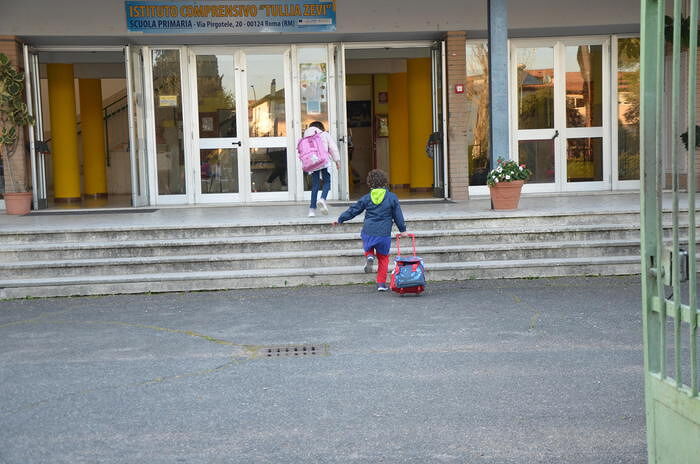 Bambini della scuola elementare Tullia Zevi, plesso di via Pirgotele, tornano a scuola dopo le settimane di dad, Roma, 30 marzo 2021. ANSA / CARMELA GIUDICE