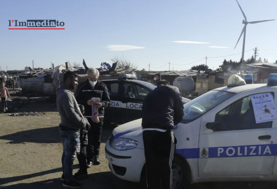 La polizia locale nel campo rom
