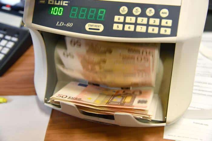 Alcune banconote da 50  Euro in un conta soldi bancario. 16 aprile 2018 a Genova. ANSA/LUCA ZENNARO