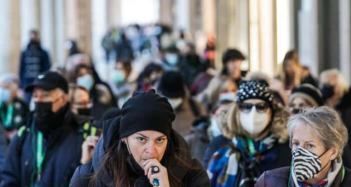 Folla con e senza mascherina sotto i portici di via Roma, Torino 03 dicembre 2021. E' entrato in  vigore dal 2 dicembre e fino al 15 gennaio l'obbligo d'indossare mascherine all'aperto. ANSA/TINO ROMANO