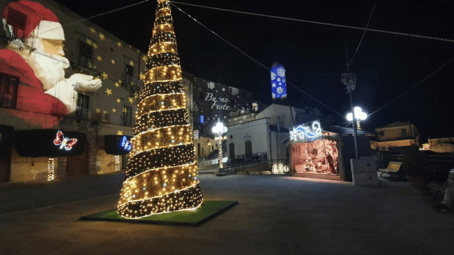 Natale a Sant’Agata di Puglia: apre il palazzo delle favole. “Luci artistiche, videomapping ed eventi in tutto il borgo”
