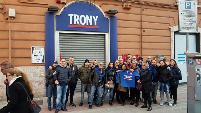 Protesta dipendenti Trony a Bari