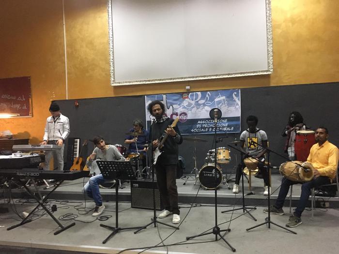 L'Orchestra dei Braccianti prova in vista del concerto del 9/11. Foto fornite da associazione 'Terra!'