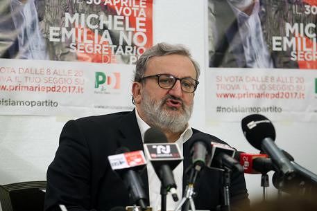 Michele Emiliano durante la conferenza stampa al termine delle primarie del PD nel suo comitato a Bari, 31 aprile 2017.
ANSA/ANNAMARIA LOCONSOLE