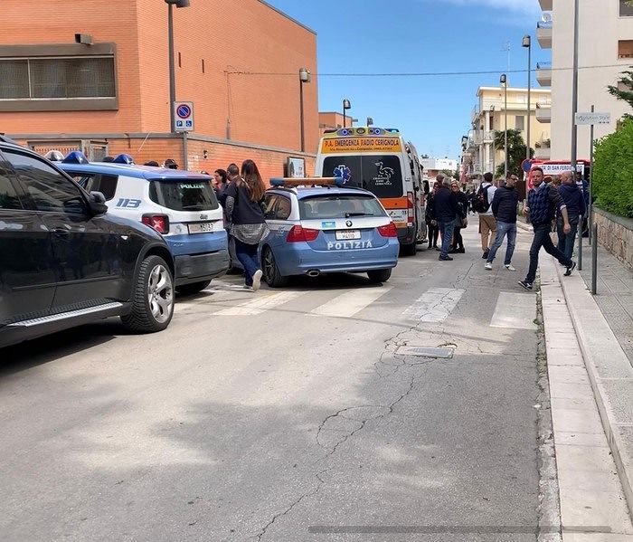 Scuola media 'Pavoncelli' a Cerignola, nel Foggiano, dove studenti hanno spruzzato spray urticante.Foto Tatiana Bellizzi