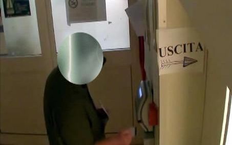 Un fermo immagine tratto da un video della guardia di Finanza mostra i dipendenti infedeli che timbravano il cartellino per assentarsi dal lavoro, durante l'orario di servizio, all'Ospedale "Don Tonino Bello" di Molfetta (Bari), 8 luglio 2019.
ANSA/GUARDIA DI FINANZA EDITORIAL USE ONLY NO SALES