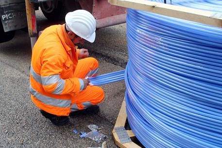 Operai al lavoro su strada per il cablaggio delle rete cittadina con fibra ottica 1gbps nell'ambito della convenzione Enel Open Fiber-Comune di Bari presentato oggi nel capoluogo pugliese nel quartiere Poggiofranco in via Madre Teresa di Calcutta. Bari, 15 novembre 2016. ANSA/ ANNAMARIA LOCONSOLE