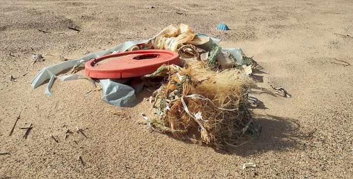 Marine Litter, plastiche in mare. Rifiuti di plastica su di una spiaggia italiana. Roma,16 luglio 2019. ANSA/STEFANO SECONDINO