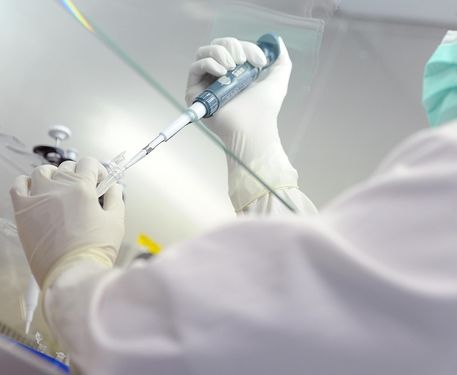 Un medico in laboratorio in una foto d'archivio.  ANSA/ETTORE FERRARI