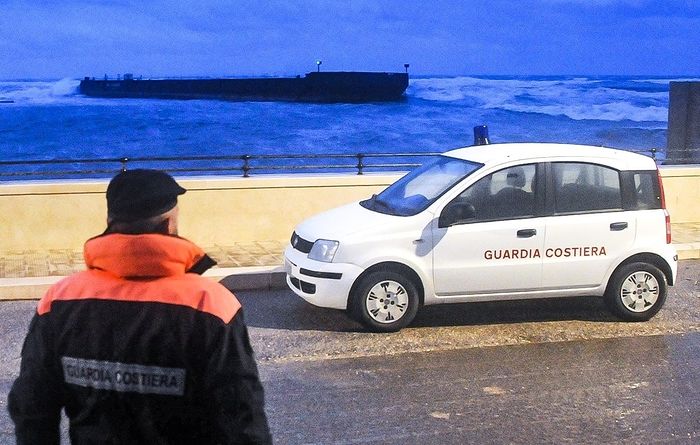 Maltempo: chiatta rompe cavi traino e si arena a Bari
