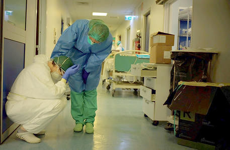 Sconforto, impotenza, stanchezza e paura ma anche tanta forza e il coraggio che si infondono l'un con l'altro convinti di farcela, di vedere la fine di questa emergenza salvando il più possibile vite umane. Sono questi i sentimenti degli infermieri del reparto di terapia intensiva dell'ospedale di Cremona, dove da oramai tre settimane si sta lottando contro il tempo per curare i pazienti in gravi condizioni per il Coronavirus: mai un riposo, ogni giorno in "trincea".
ANSA/UFFICIO STAMPA OSPEDALE CREMONA