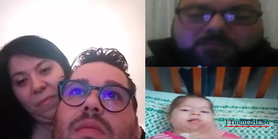 I genitori, il cantante e la piccola durante la diretta social