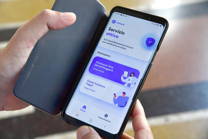 Una persona utilizza sul proprio  smartphone l'app Immuni, Genova, 8 giugno 2020.  Finora più di due milioni di italiani hanno già scaricato l'app Immuni che parte oggi in 4 Regioni (Abruzzo, Liguria, Marche e Puglia). ANSA/LUCA ZENNARO