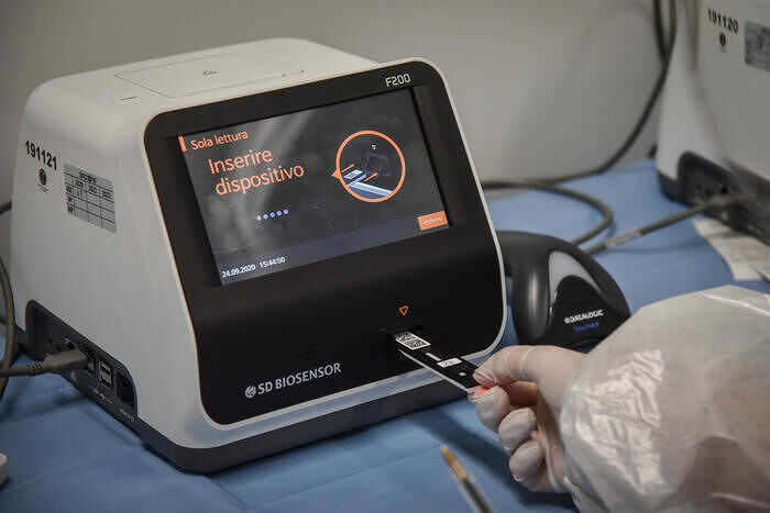 Il momento dellanalisi del dispositivo con il campione prelevato. Tamponi test rapidi anticovid-19 obbligatori per i passeggeri del volo Alitalia Milano-Roma delle 17 allaeroporto di Linate,&nbsp; Milano 23 Settembre 2020  Ansa/Matteo Corner