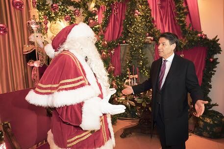 Il premier Giuseppe Conte ha inaugurato il villaggio di Babbo Natale e poi ha partecipato all'accensione delle luci sul grande abete natalizio in piazza a Candela, paese in cui stasera ha ricevuto la cittadinanza onoraria e le chiavi della città. Conte, infatti, a Candela ha vissuto parte della sua infanzia.
ANSA/UFFICIO STAMPA PALAZZO CHIGI/FILIPPO ATTILI
+++ ANSA PROVIDES ACCESS TO THIS HANDOUT PHOTO TO BE USED SOLELY TO ILLUSTRATE NEWS REPORTING OR COMMENTARY ON THE FACTS OR EVENTS DEPICTED IN THIS IMAGE; NO ARCHIVING; NO LICENSING +++