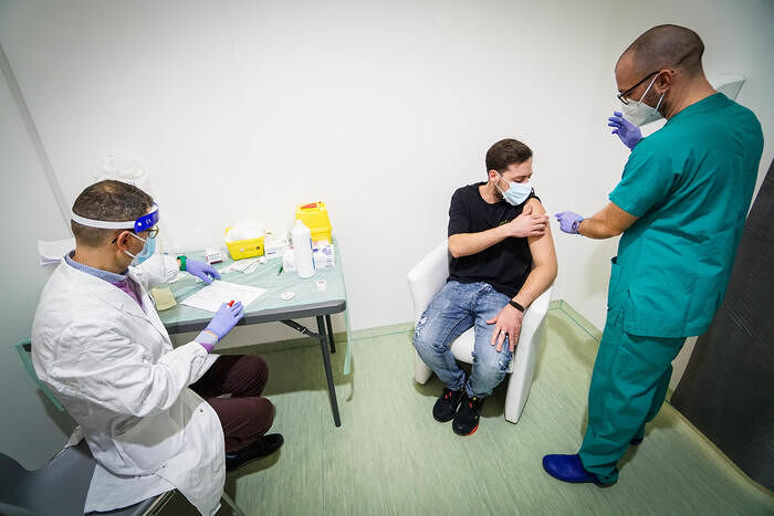 Partita la campagna vaccinale contro il covid19 alla Mostra d'Oltremare di Napoli. Dalle 8.30 sono stati aperti i cancelli dei padiglioni 1 e 2 quando c'erano già molte centinaia di operatori sanitari in attesa all'esterno del polo fieristico napoletano. La fila all'esterno è rimasta molto lunga per tutta la mattinata ma i sanitari hanno atteso con ordine il loro turno in uno dei 15 box per le vaccinazioni che andranno avanti tutto il giorno, l'attesa media è stata di circa due ore. I responsabili dell'Asl Napoli 1 prevedono di superare abbondantemente già nel promo giorno la quota di 1500 vaccinati, Napoli, 8 gennaio 2021. ANSA/CESARE ABBATE