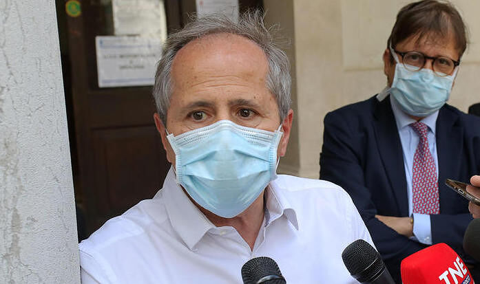 Il direttore del laboratorio di Microbiologia e virologia di Padova, Andrea Crisanti, con il volto coperto da una mascherina sanitaria (s), al termine di un incontro col viceministro della Salute, Pierpaolo Sileri (C), risponde alle domande dei giornalisti relative akl'aumento dell'indice di contagio da Coronavirus in Veneto, 3 Luglio 2020. Padova  ANSA/NICOLA FOSSELLA