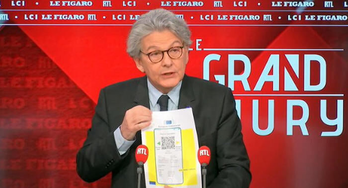 Thierry Breton, commissario Ue al mercato interno e capo della task force sui vaccini, mostra il passaporto vaccinale, 28 marzo 2021.
TWITTER LE GRAND JURY
+++ATTENZIONE LA FOTO NON PUO' ESSERE PUBBLICATA O RIPRODOTTA SENZA L'AUTORIZZAZIONE DELLA FONTE DI ORIGINE CUI SI RINVIA+++