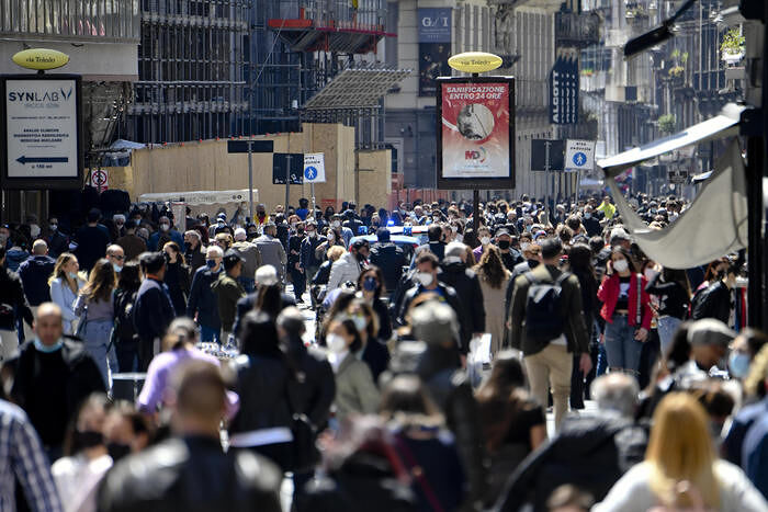People enjoy a sunny day and stroll in the pedestrian area of via Toledo in the last weekend in the orange zone, in Naples, southern Italy, 24 April   2021. Most of Italy is set to see a significant easing of its COVID-19 restrictions when the reintroduction of moderate-risk yellow zones into the nation's tiered system of coronavirus-prevention measures kicks in on
26 April. At the moment regions are only classed as high-risk red zones or
medium-high-risk orange zones. But 13 regions and two autonomous provinces are set to become yellow zones where, among other things, restaurants will be able to serve people at outdoor tables, rather than being limited to takeaways and home deliveries, next week.
ANSA/ CIRO FUSCO