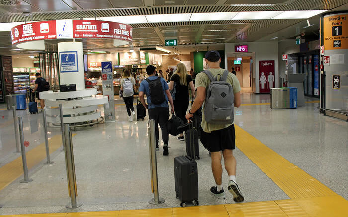 Passengers departing and arriving at Fiumicino Airport, Rome, Italy, 05 June 2021. On the European green pass "is a continuous deepening, we discuss refinements, but I think we are now, it is a matter of weeks, finally we will have common rules and simplicity, the problem for operators and tourists themselves is knowing how to move", said the Italian Minister of Tourism, Massimo Garavaglia.  ANSA / Telenews