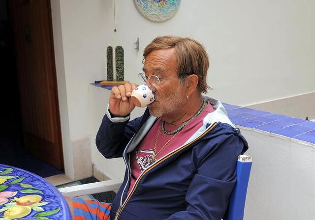 Una recente immagine di Lucio Dalla nella sua villa alle Isole Tremiti. ANSA / FRANCO CAUTILLO