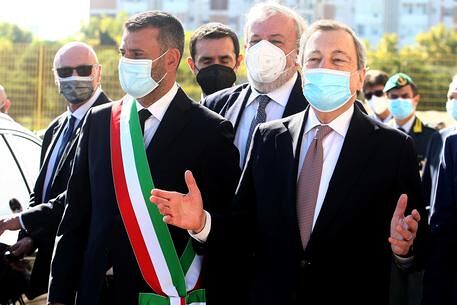 Il presidente del Consiglio dei Ministri, Mario Draghi (D), arriva all'istituto Cuccovillo, nel rione Japigia, accolto  dal sindaco di Bari e presidente Anci, Antonio Decaro, Bari, 26 ottobre 2021. ANSA/ DONATO FASANO