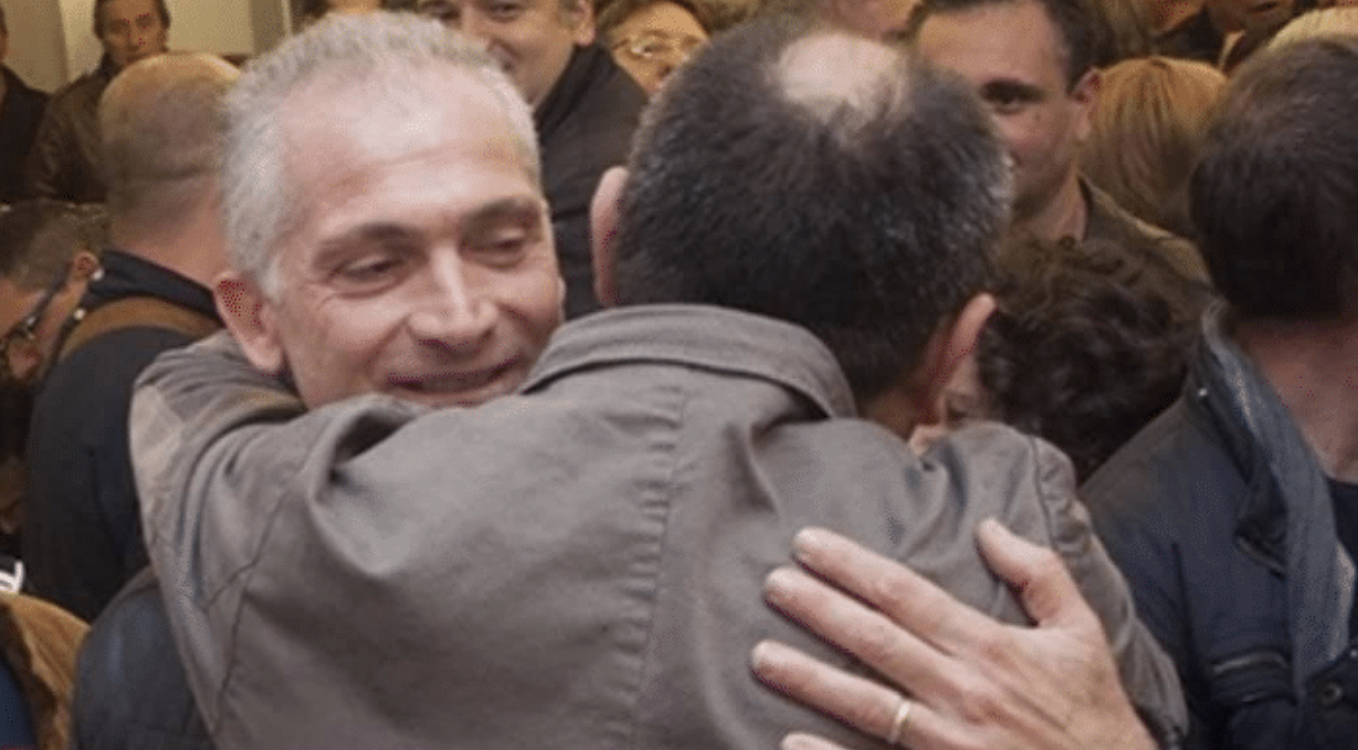 Rotice e Riccardi abbracciati dopo una vittoria elettorale di quest'ultimo