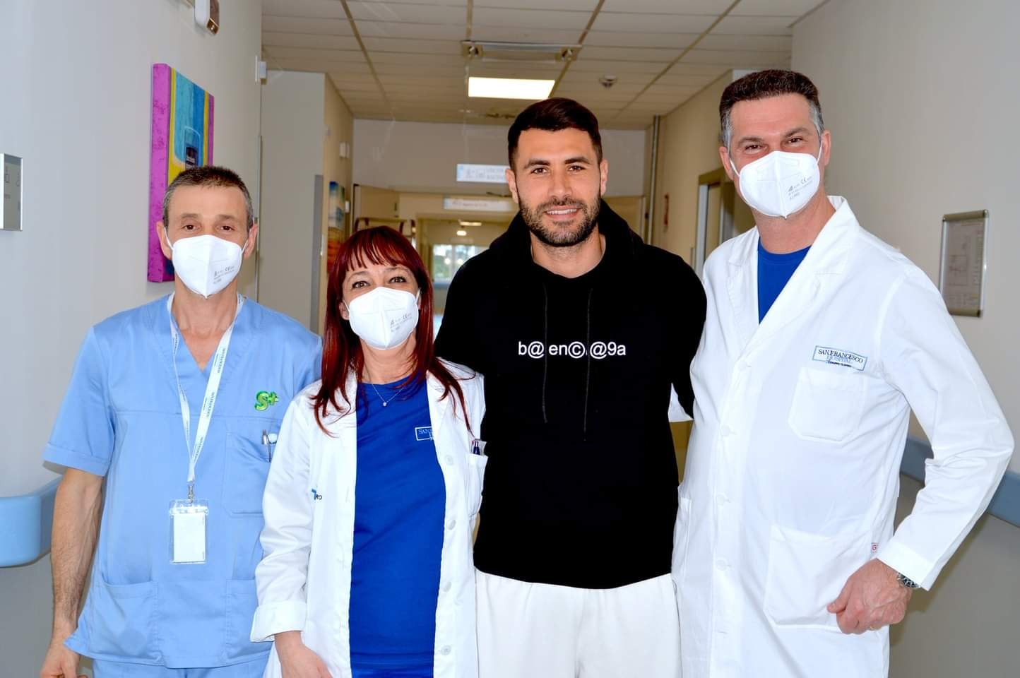 Nella foto, da sinistra, l'OSS della divisione chirurgica Giovanni Siciliano, la dott.ssa Lucia Caracciolo coordinatrice dei servizi sanitari, Raffaele Pucino e il dottor Umberto Silvestre, coordinatore sanitario della divisione chirurgica