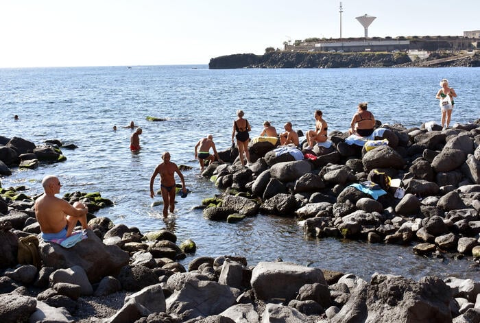 People at the sea in Sicily on the beach of San Giovanni Li Cuti in Catania, 22 October 2022.   ANSA/ORIETTA SCARDINO