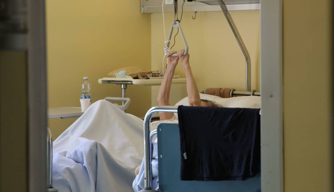 infermieri e pazienti nel settore Covid non gravi della RSA fondazione Richiedei di Gussago distaccamento del civile di Brescia, 14 aprile 2020. Ansa Filippo Venezia