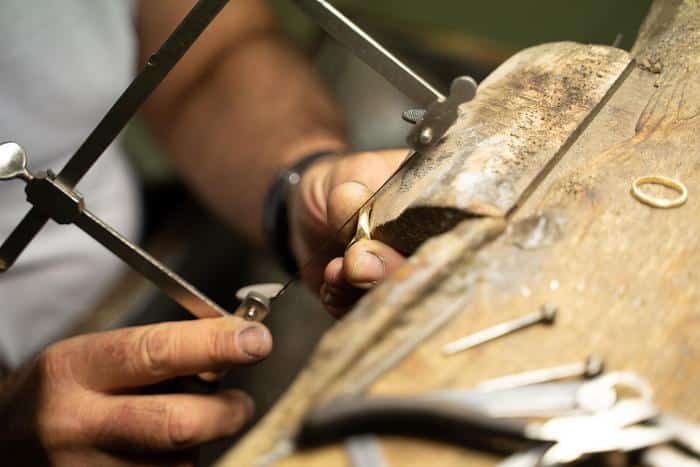 Lifestyle Artigiani al lavoro sulla produzione di gioelli