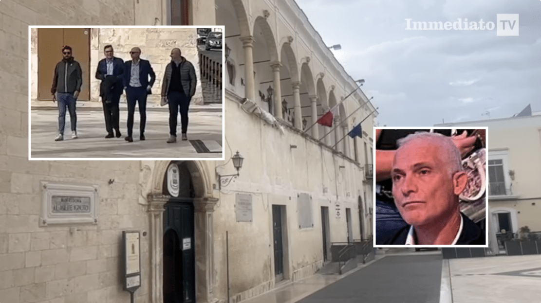 A sinistra, l'arrivo in Comune dei consiglieri dimissionari; a destra, l'ex sindaco Rotice