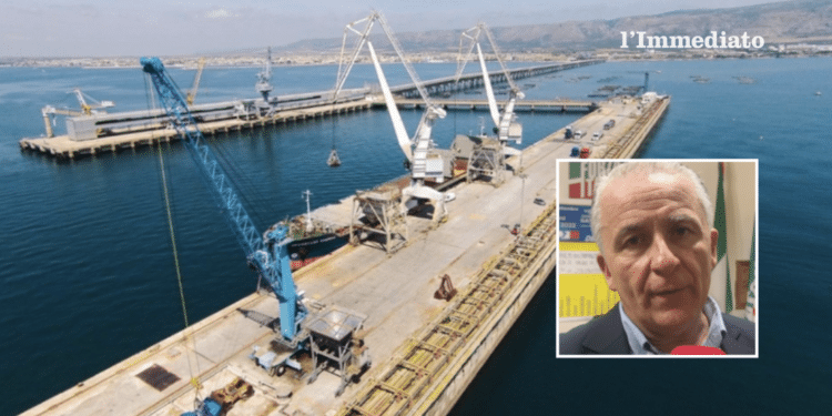 Il porto di Manfredonia; nel riquadro, Gatta