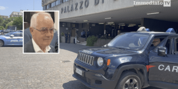Antonio Di Carlo; sullo sfondo, il Tribunale di Foggia