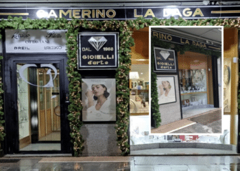 Nel riquadro, l'ingresso del negozio dopo il furto e i danni