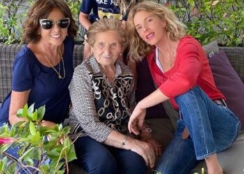 Al centro, la nonna di Alessia Marcuzzi