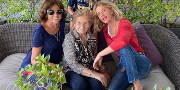 Al centro, la nonna di Alessia Marcuzzi