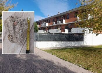 In foto, il quartiere e i 'sassi' scagliati contro le abitazioni