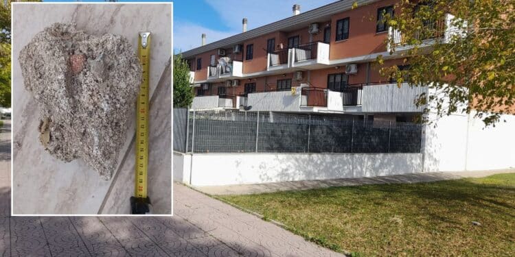 In foto, il quartiere e i 'sassi' scagliati contro le abitazioni