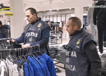 Sequestro di capi d'abbigliamento contraffatti