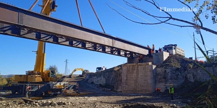 I lavori per il posizionamento del ponte di ferro sulla Sant'Agata-Candela