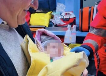 La piccola neonata lasciata nella culla termica di una chiesa, tra le braccia del parroco  sta bene ed Ë ricoverata al Policlinico a Bari, 23 dicembre 2023. 
ANSA/ Parroco don Antonio Ruccia +++ ANSA PROVIDES ACCESS TO THIS HANDOUT PHOTO TO BE USED SOLELY TO ILLUSTRATE NEWS REPORTING OR COMMENTARY ON THE FACTS OR EVENTS DEPICTED IN THIS IMAGE; NO ARCHIVING; NO LICENSING +++ NPK +++