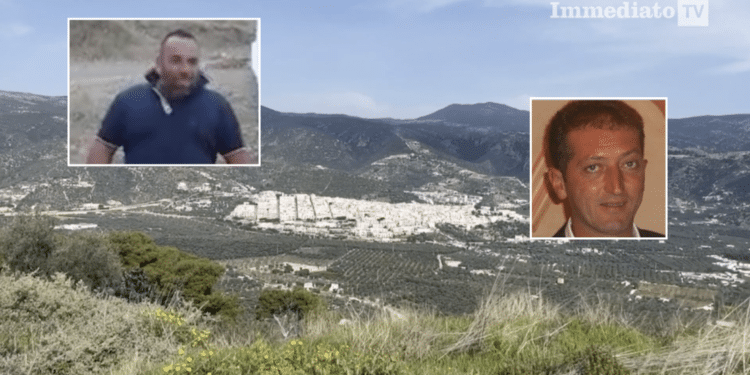 A sinistra, Antonio Quitadamo; a destra, Francesco Libergolis; sullo sfondo, la piana di Mattinata