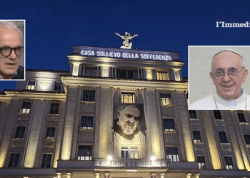 Gumirato e Papa Francesco; sullo sfondo, l'ospedale di San Pio