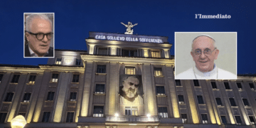 Gumirato e Papa Francesco; sullo sfondo, l'ospedale di San Pio
